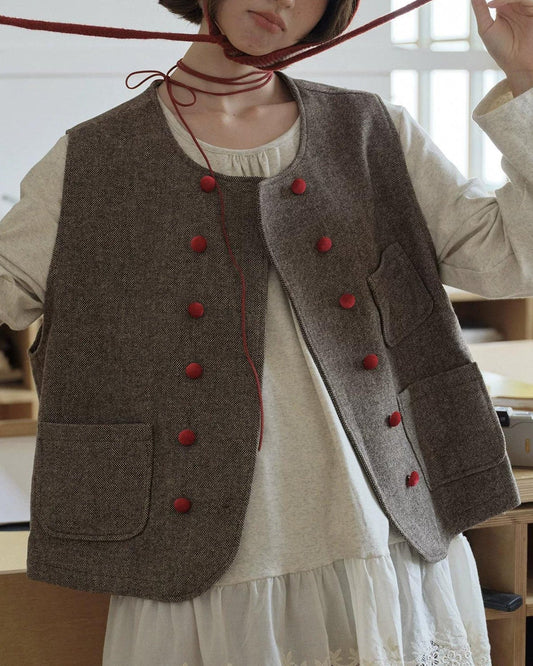 ポケットアクセントレッドボタンベスト 10254