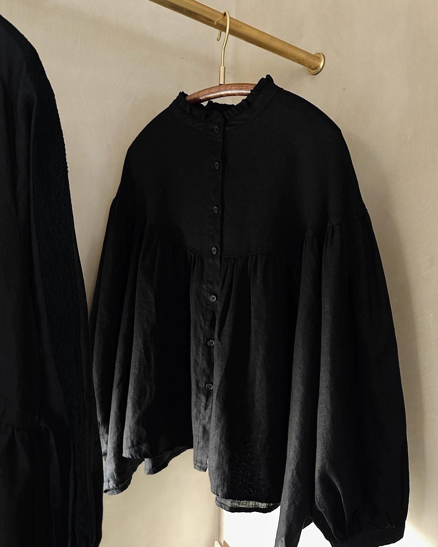 フリルネックフレアブラウス 10057