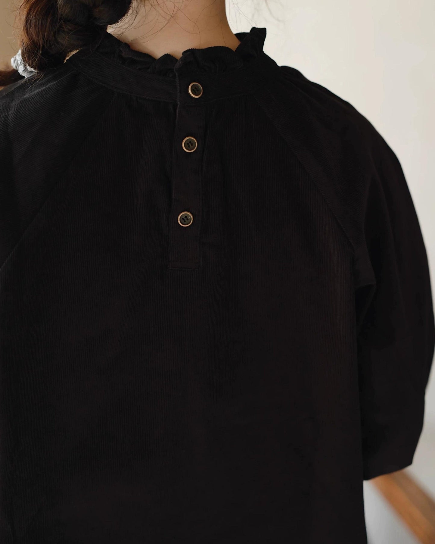 フリルネックバックボタンブラウス 10010