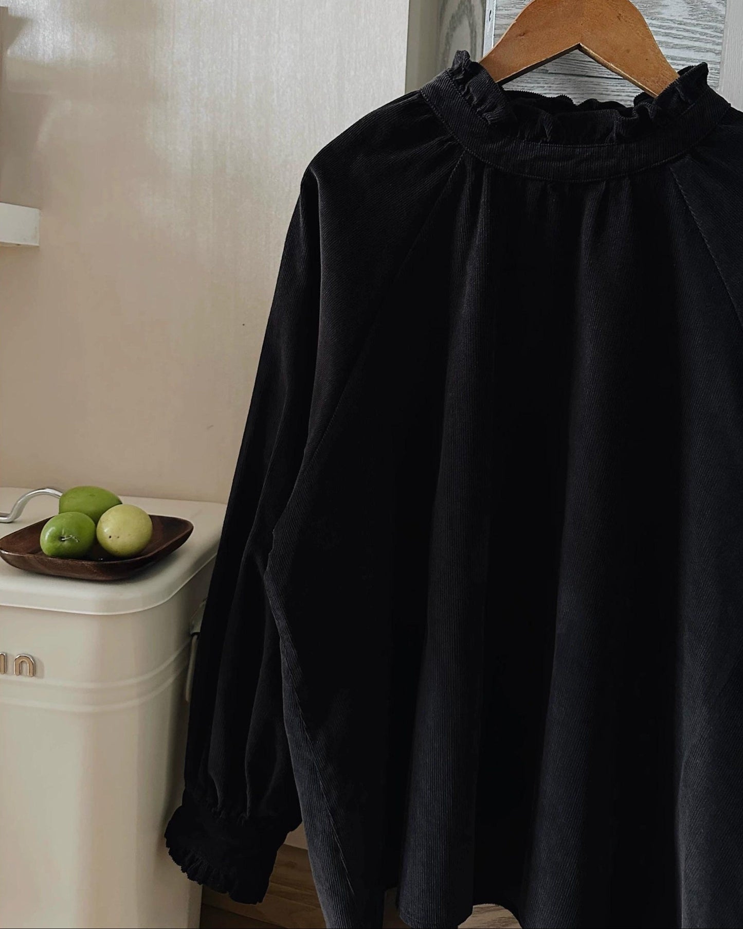 フリルネックバックボタンブラウス 10010