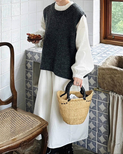 【大人の抜け感をプラス】いつものコーデが見違えるサイドスリットオーバーニットベスト 10043｜体型カバーを叶える洗練シルエット