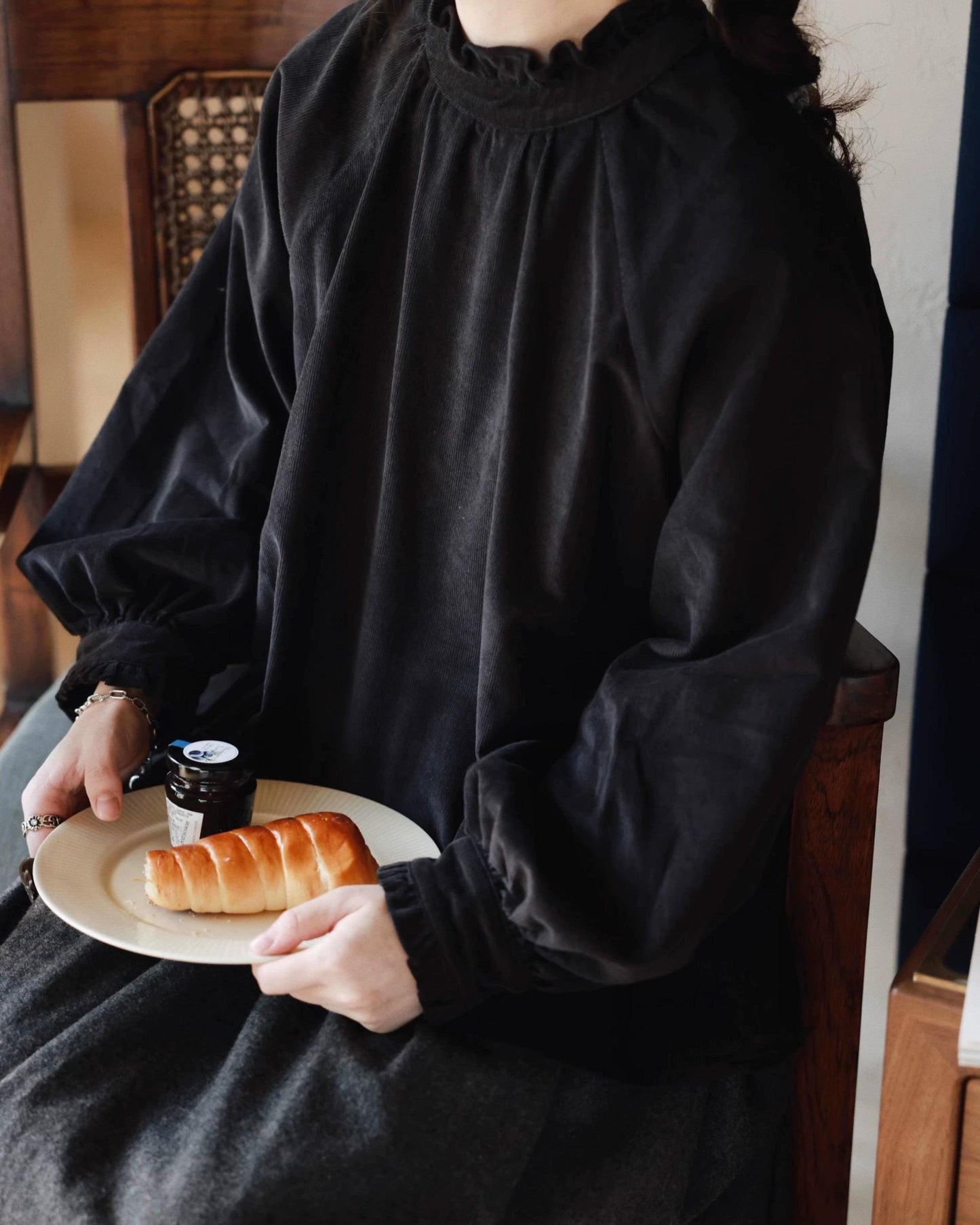 フリルネックバックボタンブラウス 10010