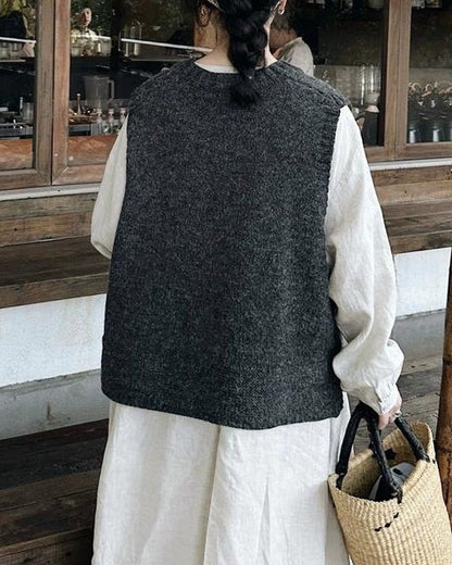 【大人の抜け感をプラス】いつものコーデが見違えるサイドスリットオーバーニットベスト 10043｜体型カバーを叶える洗練シルエット