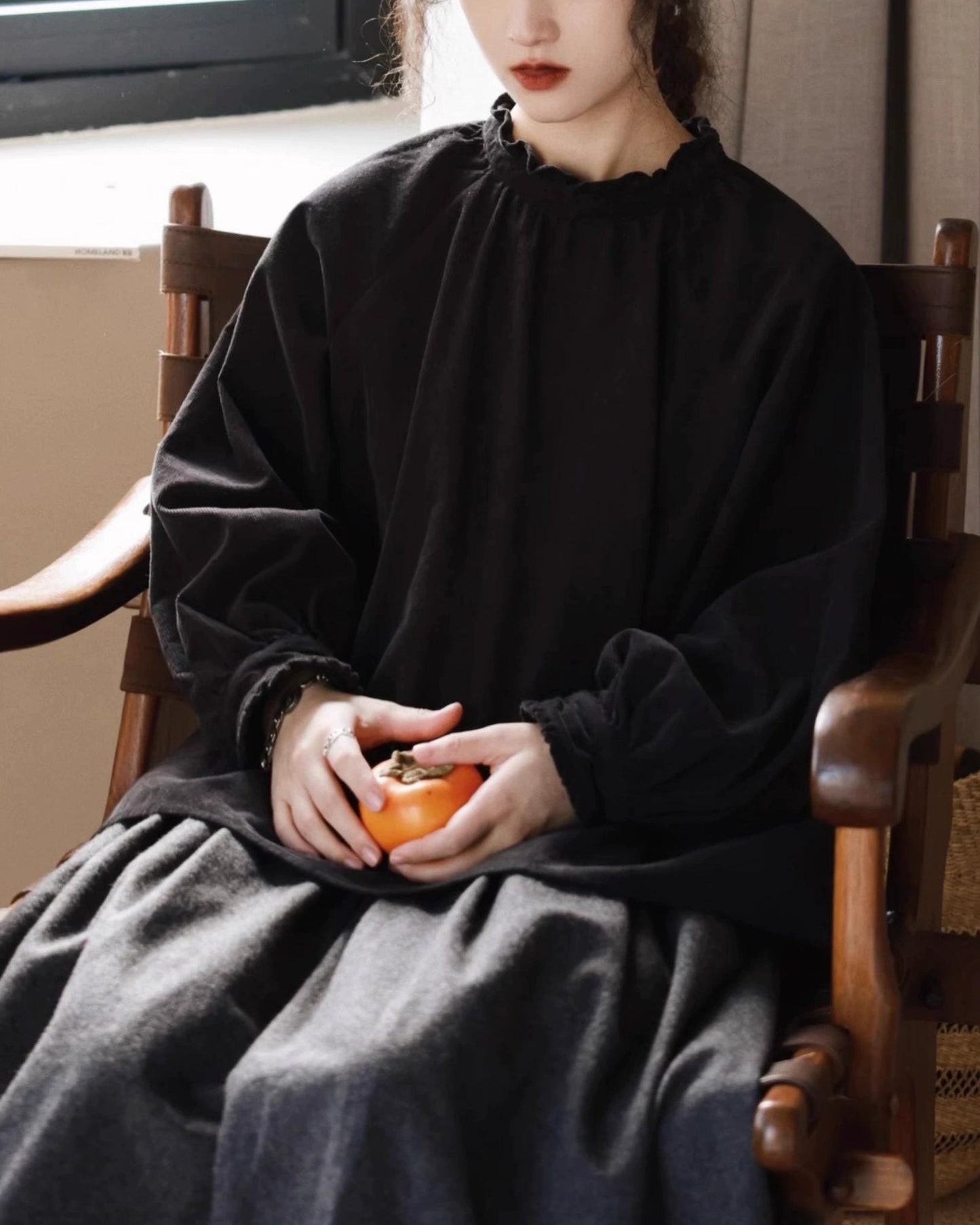 フリルネックバックボタンブラウス 10010