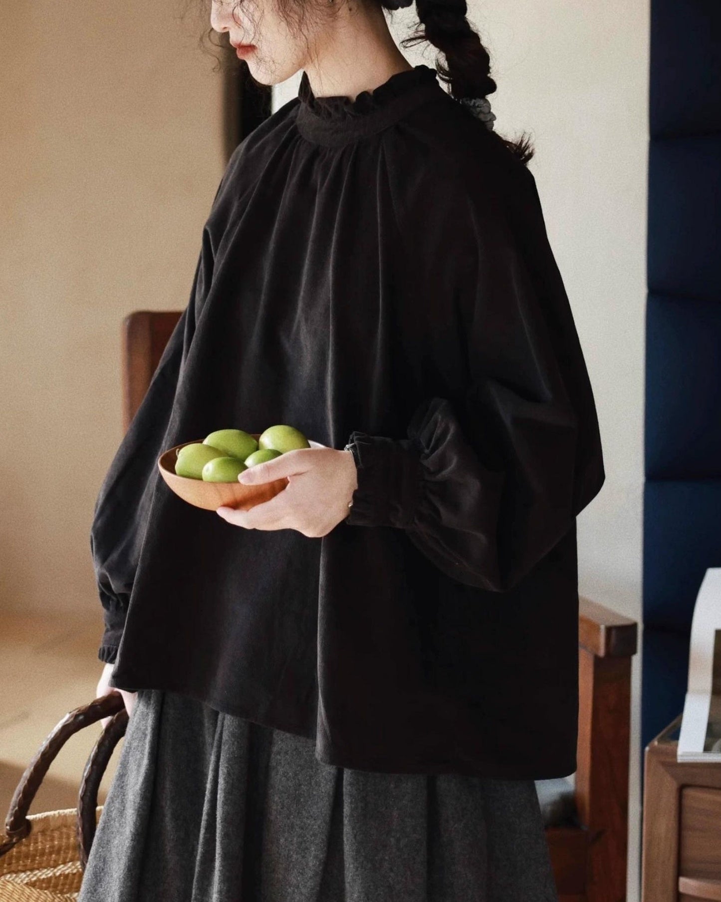 フリルネックバックボタンブラウス 10010