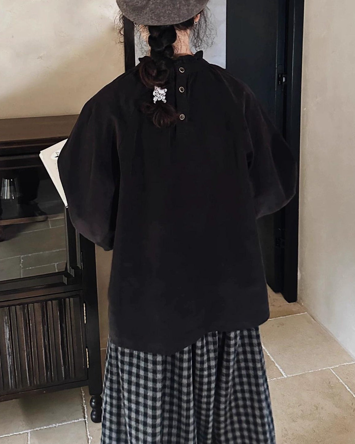 フリルネックバックボタンブラウス 10010