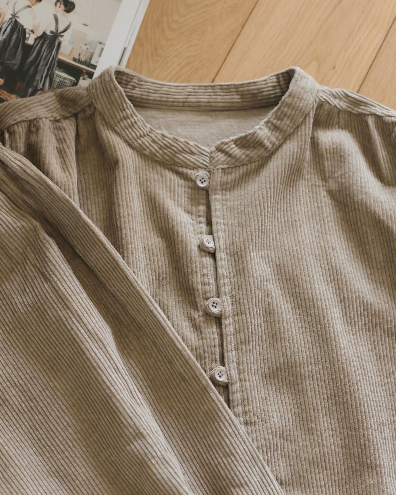 ナチュラルテクスチャーノーカラーブラウス 10102