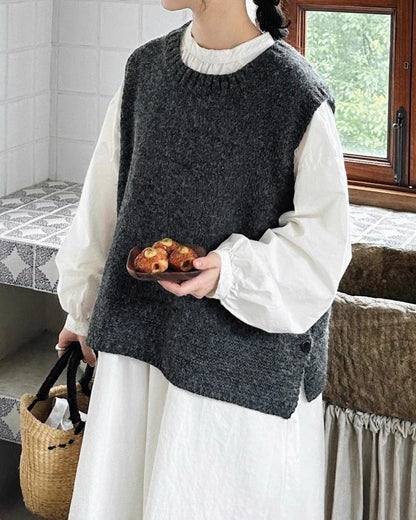 【大人の抜け感をプラス】いつものコーデが見違えるサイドスリットオーバーニットベスト 10043｜体型カバーを叶える洗練シルエット