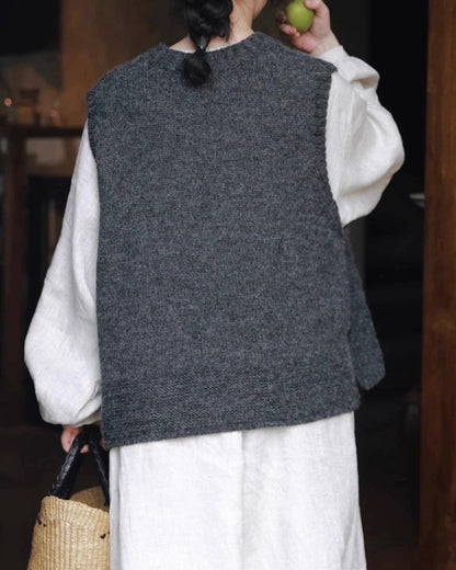 【大人の抜け感をプラス】いつものコーデが見違えるサイドスリットオーバーニットベスト 10043｜体型カバーを叶える洗練シルエット