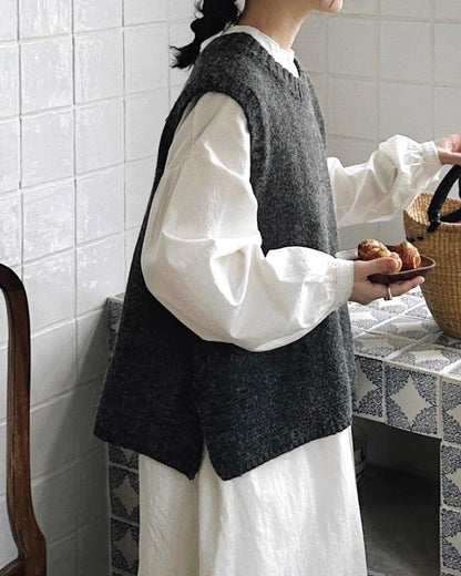 【大人の抜け感をプラス】いつものコーデが見違えるサイドスリットオーバーニットベスト 10043｜体型カバーを叶える洗練シルエット