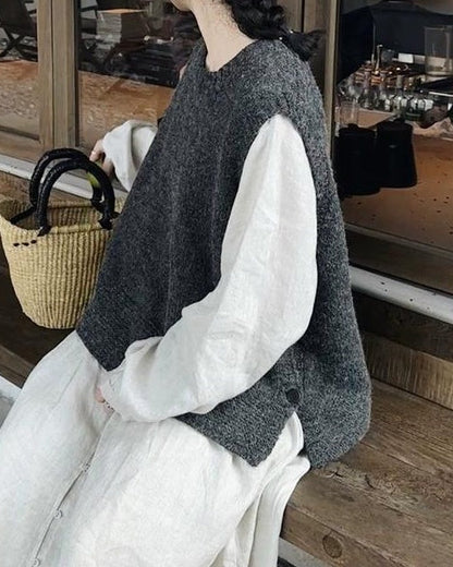 【大人の抜け感をプラス】いつものコーデが見違えるサイドスリットオーバーニットベスト 10043｜体型カバーを叶える洗練シルエット