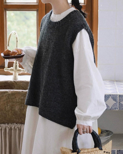 【大人の抜け感をプラス】いつものコーデが見違えるサイドスリットオーバーニットベスト 10043｜体型カバーを叶える洗練シルエット