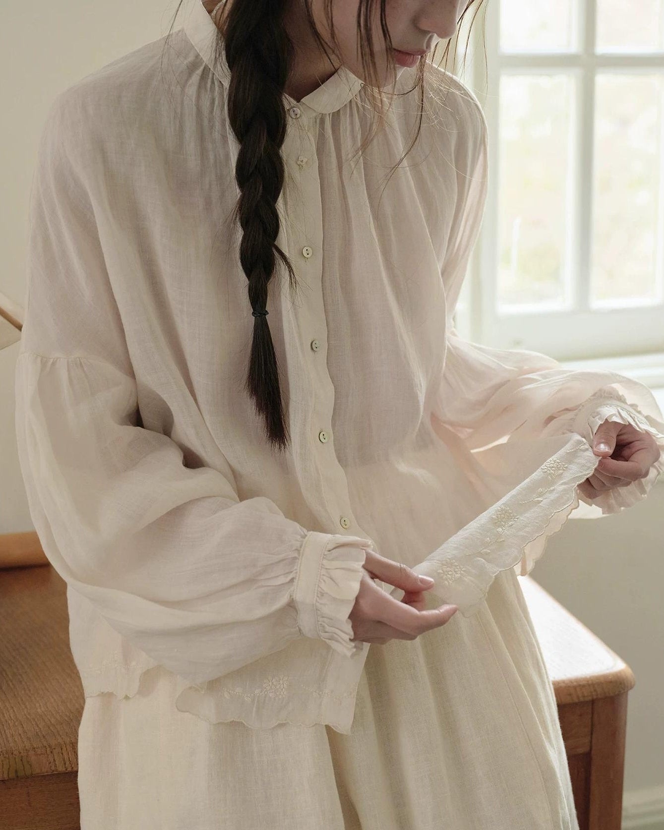 エンブロイダリーパフスリーブブラウス 10270