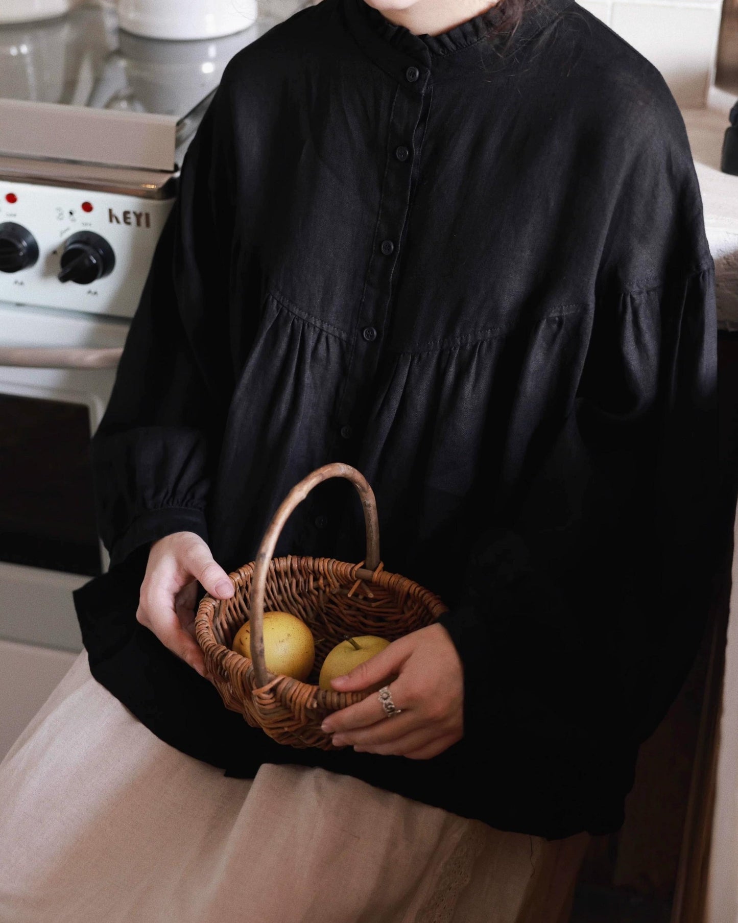 フリルネックフレアブラウス 10057