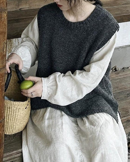 【大人の抜け感をプラス】いつものコーデが見違えるサイドスリットオーバーニットベスト 10043｜体型カバーを叶える洗練シルエット