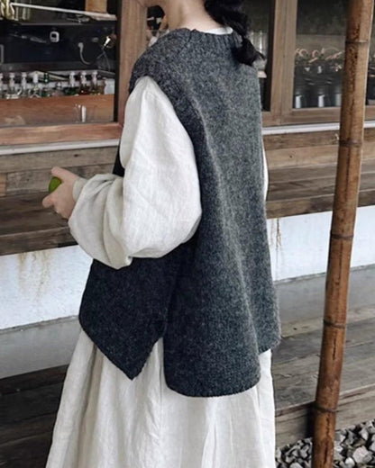 【大人の抜け感をプラス】いつものコーデが見違えるサイドスリットオーバーニットベスト 10043｜体型カバーを叶える洗練シルエット