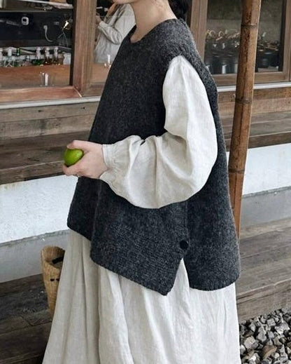 【大人の抜け感をプラス】いつものコーデが見違えるサイドスリットオーバーニットベスト 10043｜体型カバーを叶える洗練シルエット